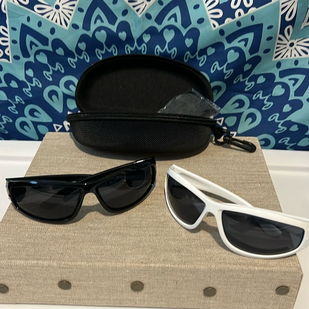 Sunglasses 2 pack with 2 Case and Accessories